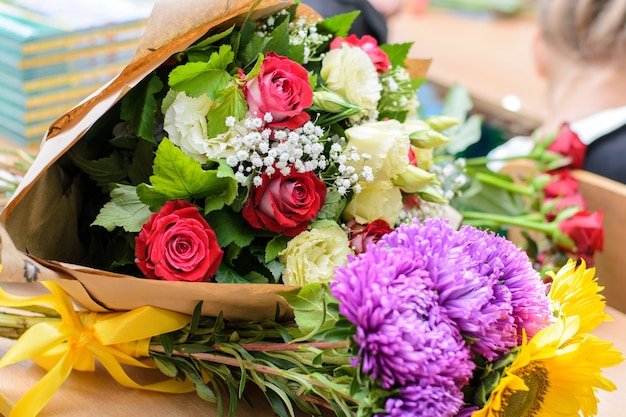 Bouquet de fleurs sur table