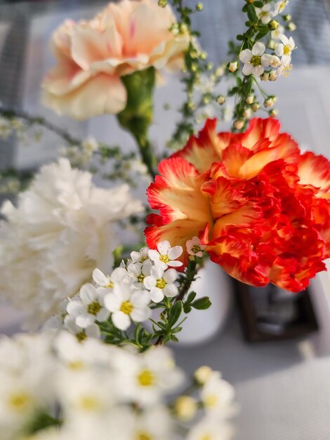 Un bouquet de fleurs sur une table
