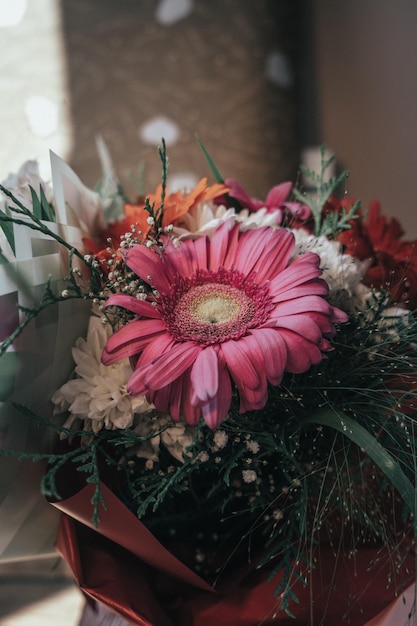 Un bouquet de fleurs teintées de rouge