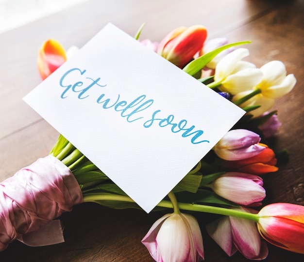 Bouquet de fleurs de tulipes avec carte de souhait de bien se remettre