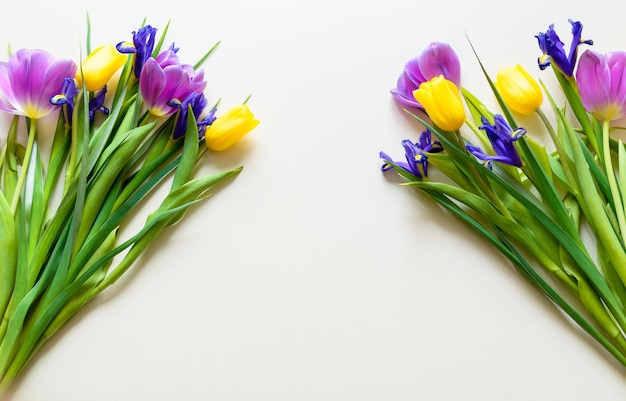 Bouquet de fleurs de tulipes sur fond blanc