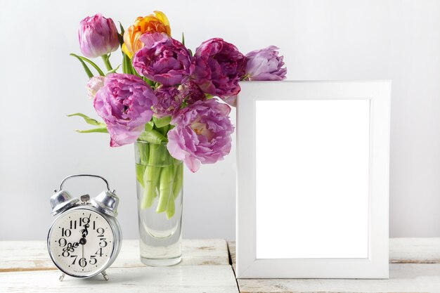 Bouquet de fleurs de tulipes fraîches avec cadre