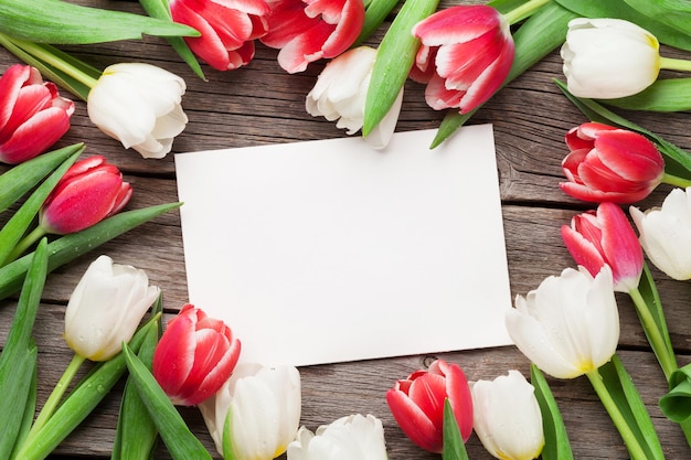 Bouquet de fleurs de tulipes fraîches et carte de voeux