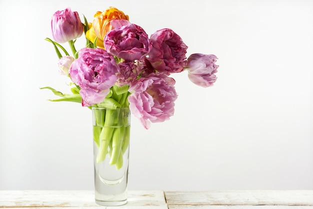 Bouquet de fleurs de tulipes fraîches en coupe