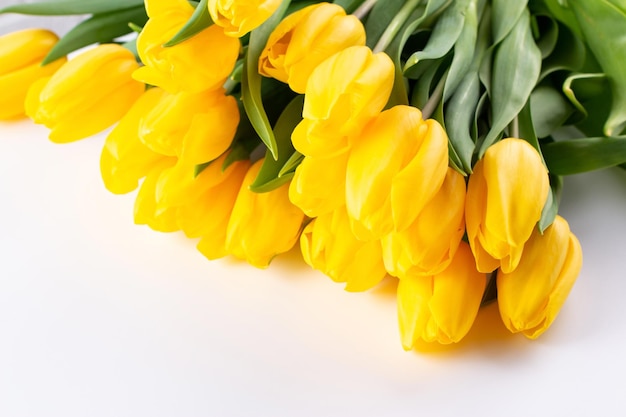 Bouquet de fleurs de tulipes jaunes sur fond clair Saint Valentin fête des mères et concept de célébration d'anniversaire