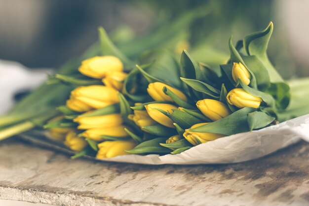 Bouquet de fleurs de Tulipes jaunes sur une table en bois