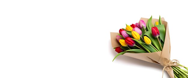 Photo bouquet de fleurs de tulipes de printemps avec un emballage en papier écologique brun sur fond blanc