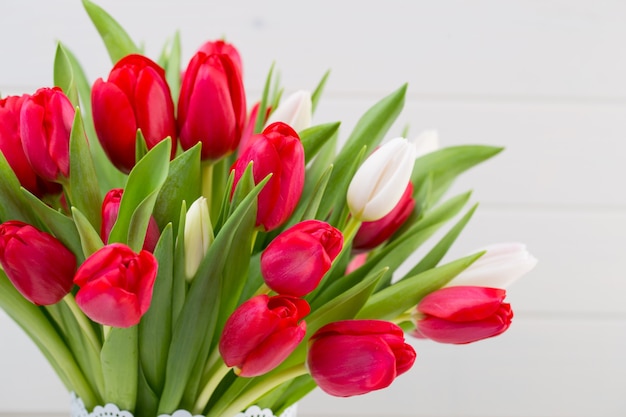 Bouquet de fleurs de tulipes rouges fraîches