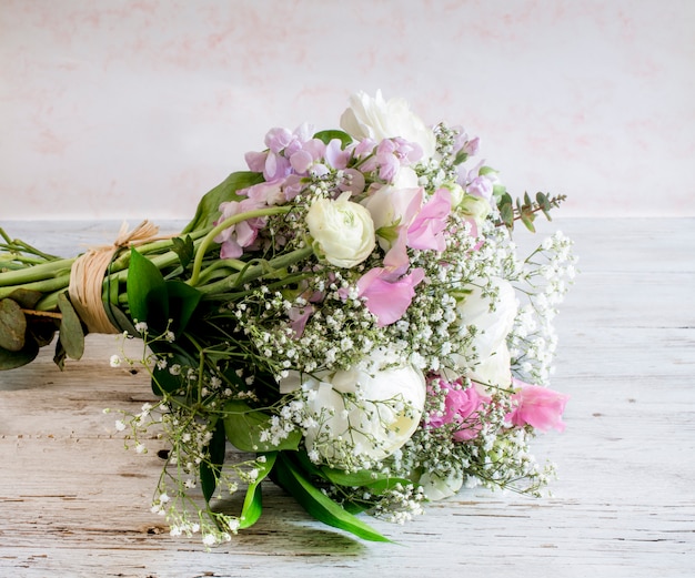 Bouquet de fleurs variées de différentes couleurs