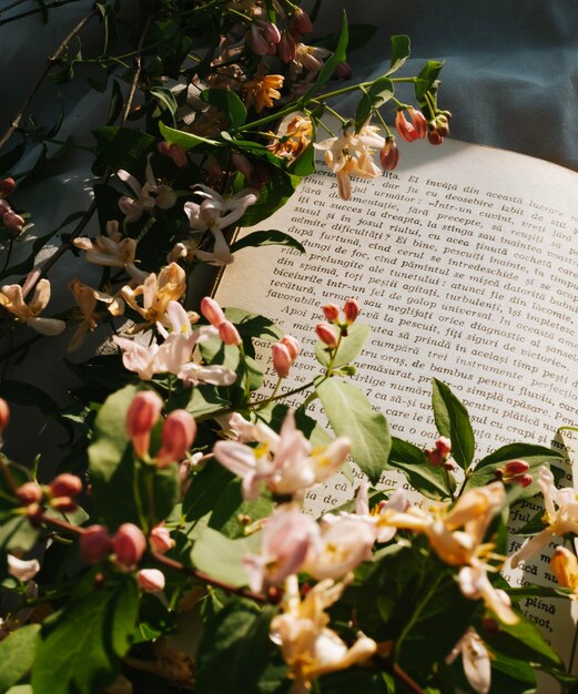 bouquet de fleurs sur de vieux livres