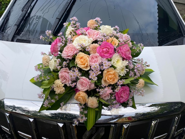 Photo un bouquet de fleurs sur une voiture de mariage