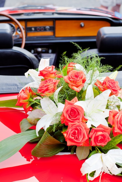 Bouquet de fleurs sur une voiture rouge