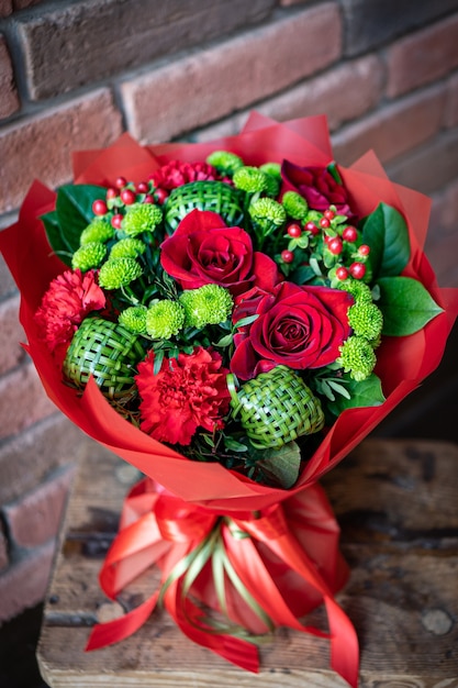 Bouquet floral de fleurs lumineuses et magnifiques de belles fleurs rouges pour la Saint Valentin. Gros plan photo