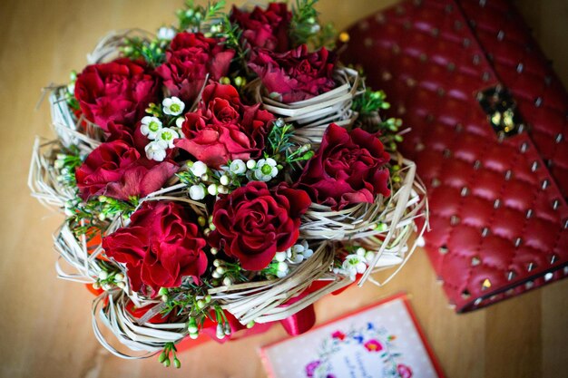 Bouquet floral de fleurs lumineuses et magnifiques de belles fleurs rouges pour la Saint-Valentin La photo en gros plan