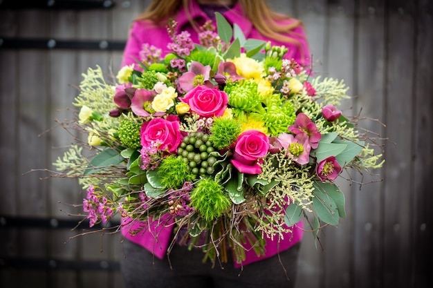 Bouquet floral de fleurs lumineuses et magnifiques de belles fleurs rouges pour la Saint Valentin