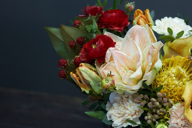 Bouquet floral de style vintage dans un vase en verre