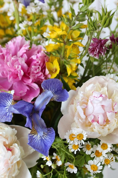 Bouquet de fond floral gros plan iris pivoines et marguerites toile de fond naturel