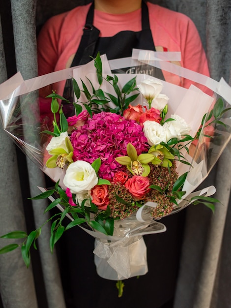 Bouquet frais de fleurs mélangées colorées. Concept de boutique florale européenne. Livraison de fleurs