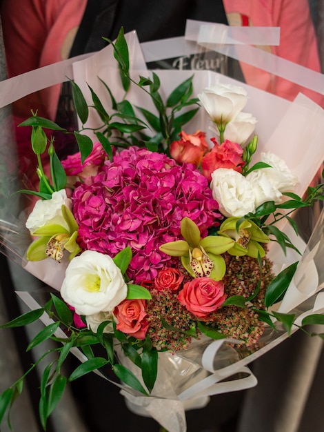 Bouquet frais de fleurs mélangées colorées. Concept de boutique florale européenne. Livraison de fleurs