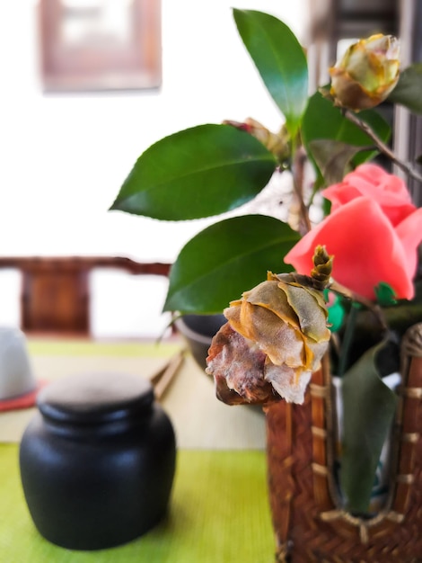 Bouquet frais de tulipes sur une table de cuisine