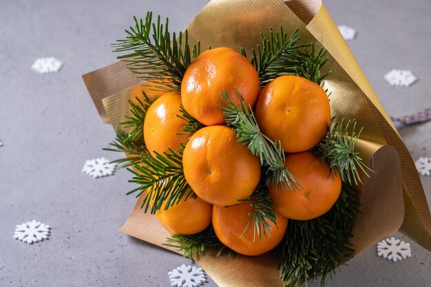 Bouquet de fruits d'hiver fait main de branches de mandarines et d'arbres de Noël