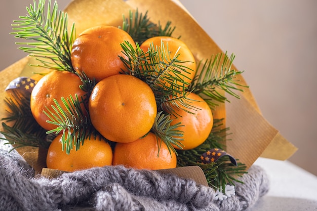 Bouquet de fruits d'hiver fait main de branches de mandarines et d'arbres de Noël