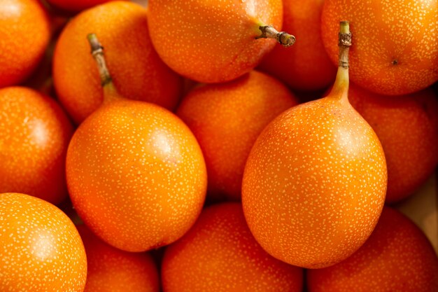 Bouquet de fruits de la passion frais sur le marché des aliments biologiques