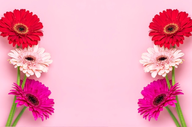 Bouquet de gerberas sur fond rose Vue de dessus Mise à plat Carte de voeux de vacances Bonne fête des mères