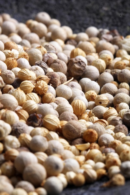 bouquet de grains de poivre crus frais