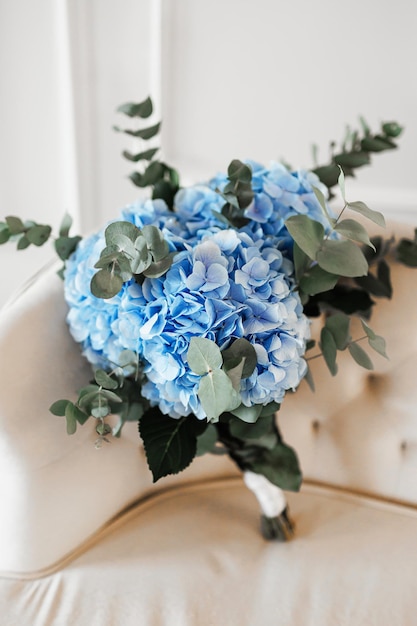 bouquet d'hortensias isolé sur un canapé blanc