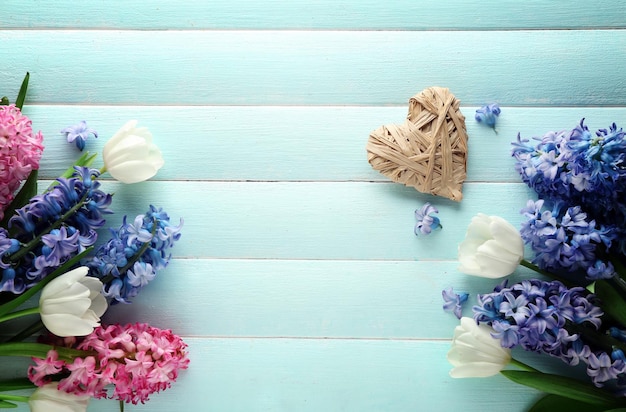 Bouquet de jacinthe et décor sur fond de bois