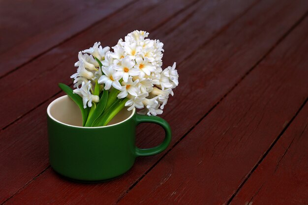 Bouquet de jacinthes au printemps. Fond - vieille table.