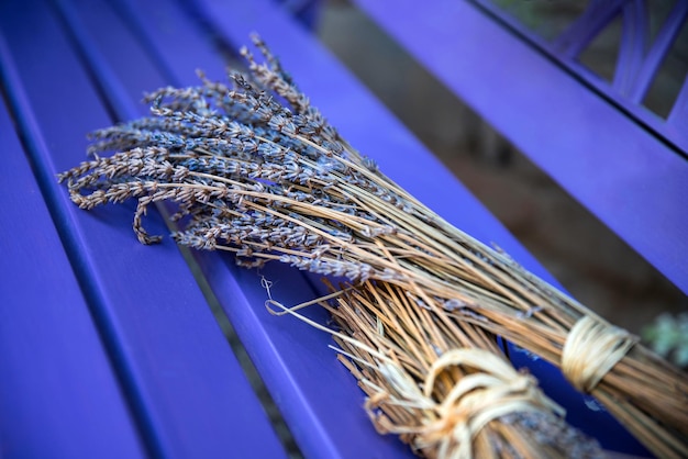 bouquet de lavande appuyé sur un banc en bois