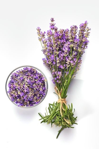 Bouquet de lavande fraîche et fleurs de lavande dans un bol en verre.