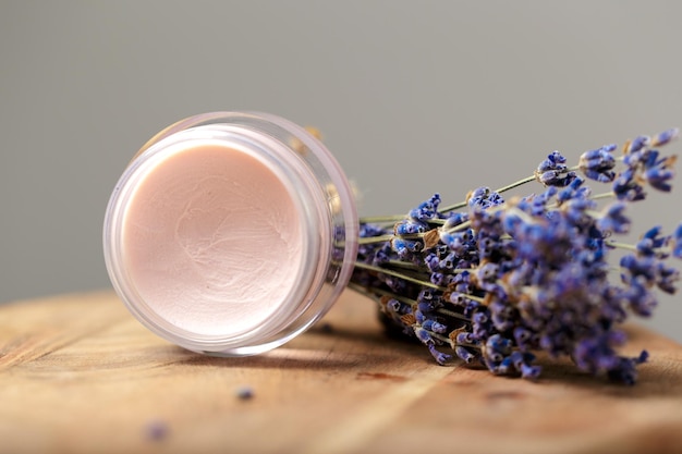 Bouquet de lavande et pot cosmétique sur une table en bois