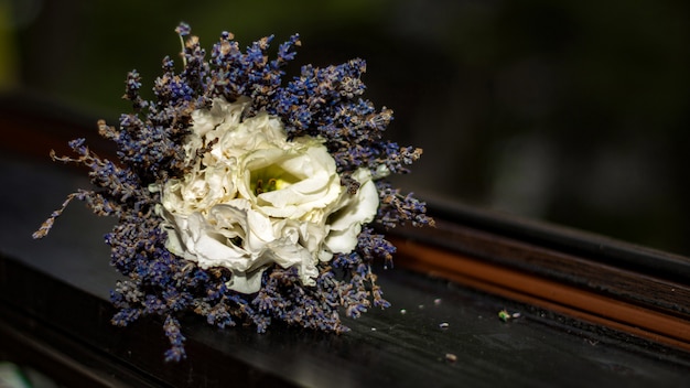 Bouquet de lavande et roses blanches