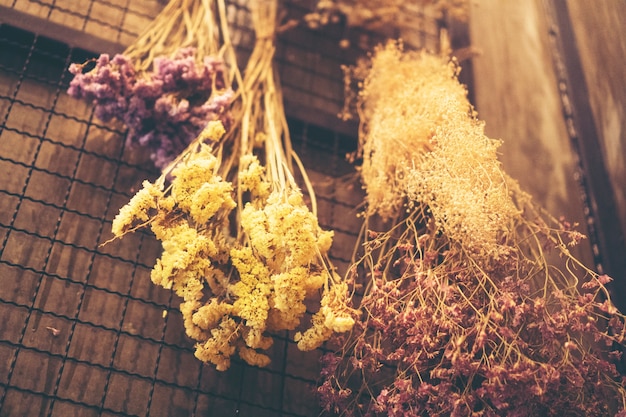 Bouquet de lavande sèche sur un fond de café vintage