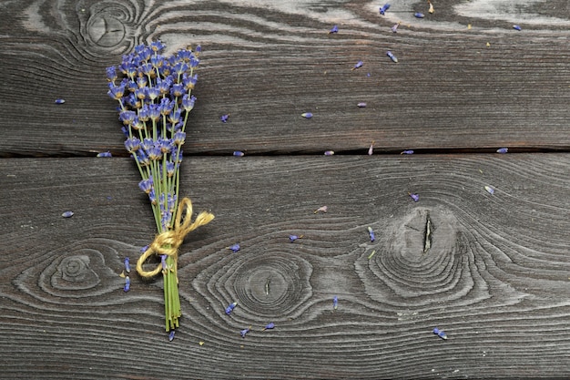 Photo bouquet de lavande séchée sur bois