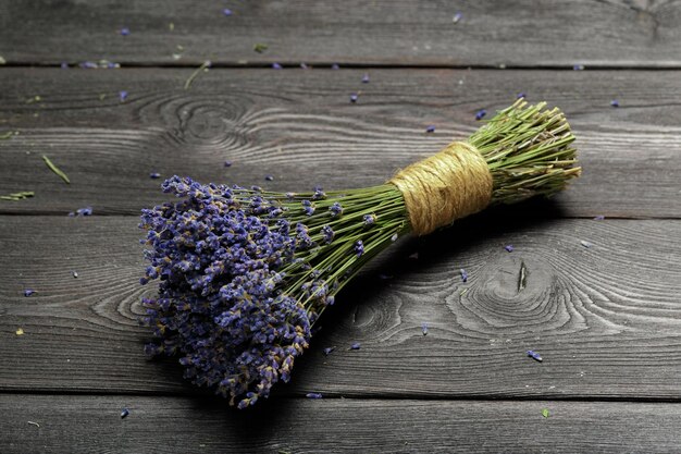 Bouquet de lavande séchée sur fond de bois