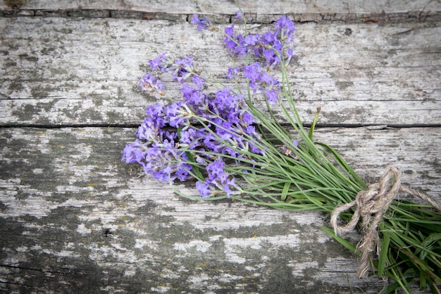 Bouquet de lavande sur la vieille table rustique