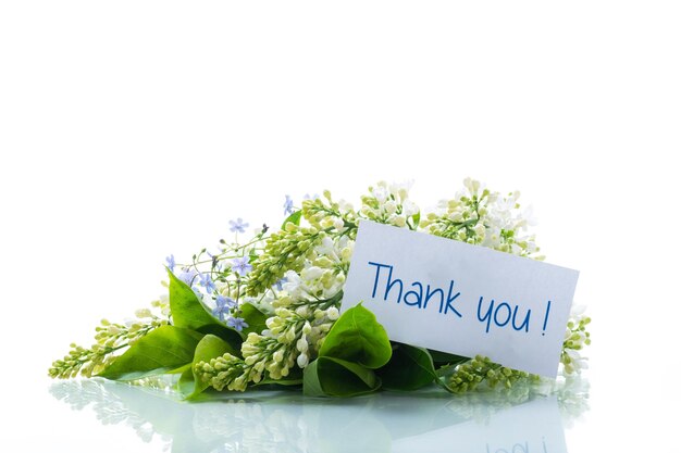 Photo bouquet de lilas blancs avec une carte de remerciement