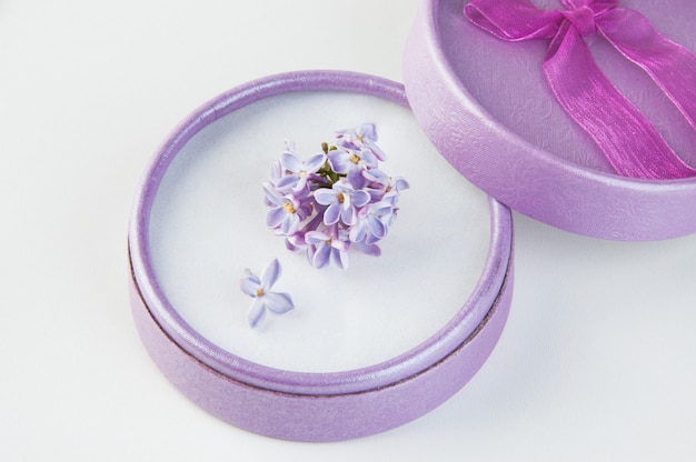 Bouquet de lilas dans une boîte cadeau