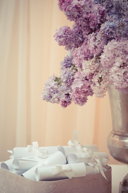 Bouquet de lilas dans un vase en argent