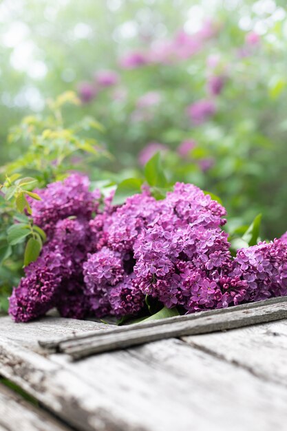 Photo bouquet de lilas sur un fond en bois. copie espace