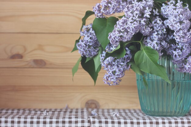 Bouquet de lilas mauve dans un vase.