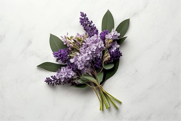 Un bouquet de lilas sont sur une table blanche.