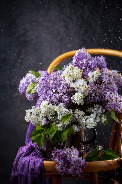 Bouquet de lilas violet et blanc sur fond gris foncé