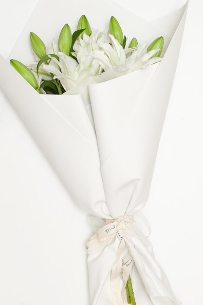 Photo un bouquet de lis blancs est isolé sur un fond blanc