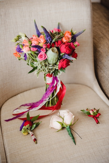 Bouquet lumineux et élégant de la mariée. Floristique de mariage et détails.