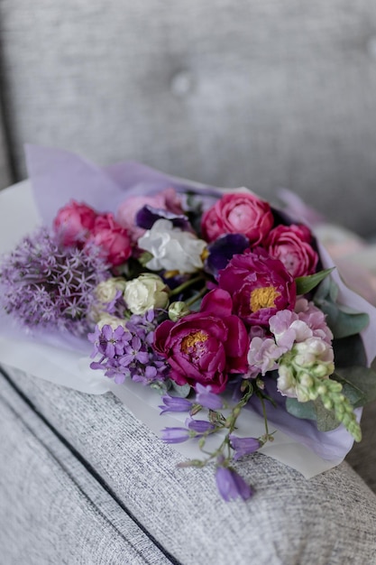 Bouquet lumineux de fleurs dans les mains